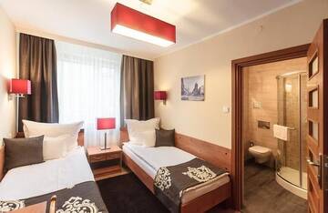 Фото номера Двухместный номер с 2 отдельными кроватями Отель Hotel Ratuszowy г. Хойнице 11
