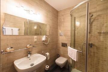 Фото номера Двухместный номер с 2 отдельными кроватями Отель Hotel Ratuszowy г. Хойнице 12