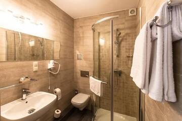 Фото номера Двухместный номер с 2 отдельными кроватями Отель Hotel Ratuszowy г. Хойнице 13