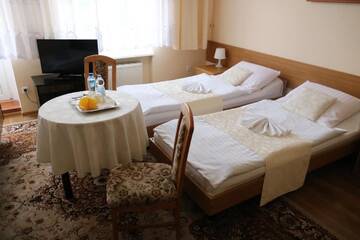 Фото номера Двухместный номер с 1 кроватью и балконом Отель Hotel Polonia г. Хойнице 3